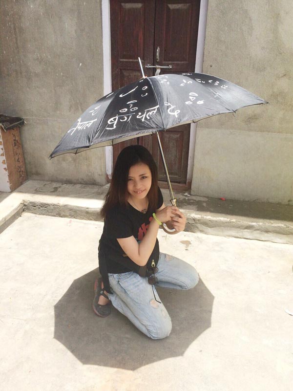 ニコニコ傘を持って