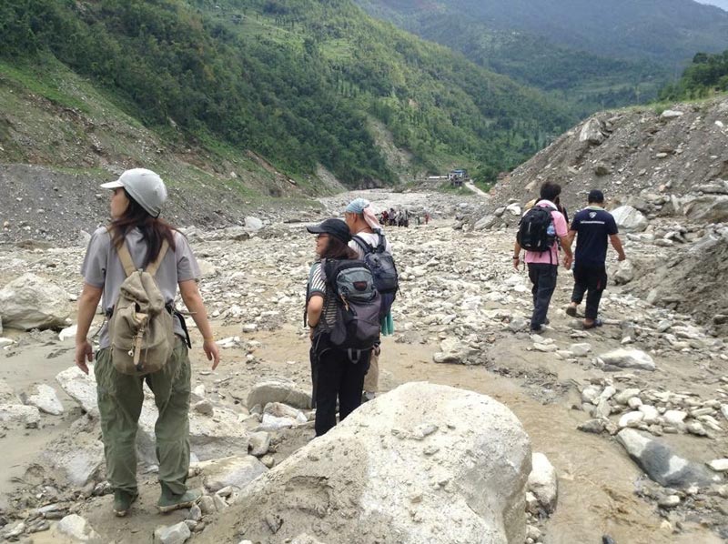 ふつうの道路が今は登山道
