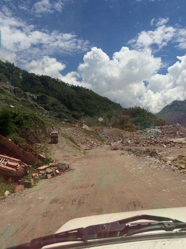 整備された場所のみ車を使う