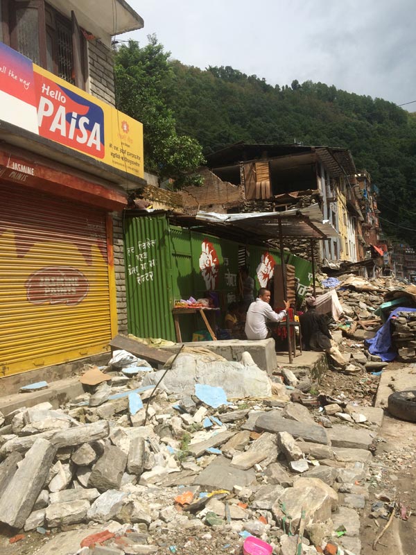 崩壊した地にもまだ人は住まう