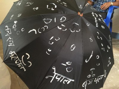村の人達に描いてもらった傘